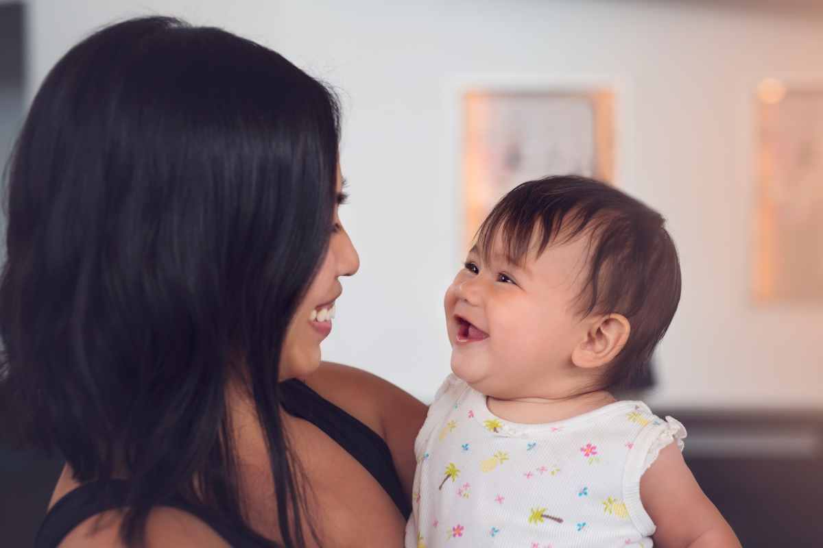 una mamma tiene in braccio la figlia