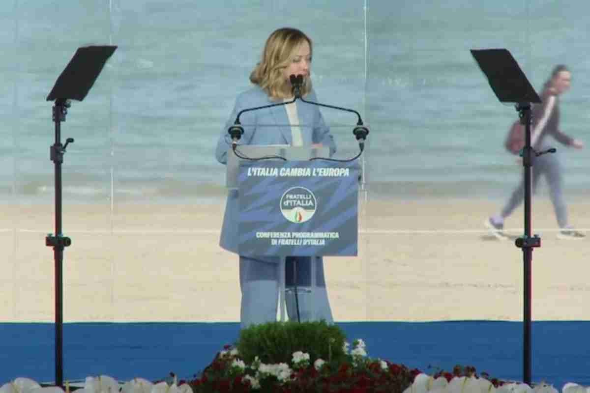 Giorgia Meloni in un comizio