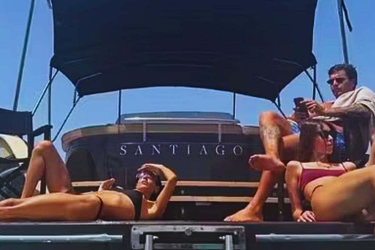 De Martino in barca con le sue due amiche