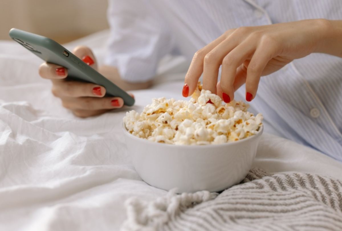 Donna mangia i popcorn