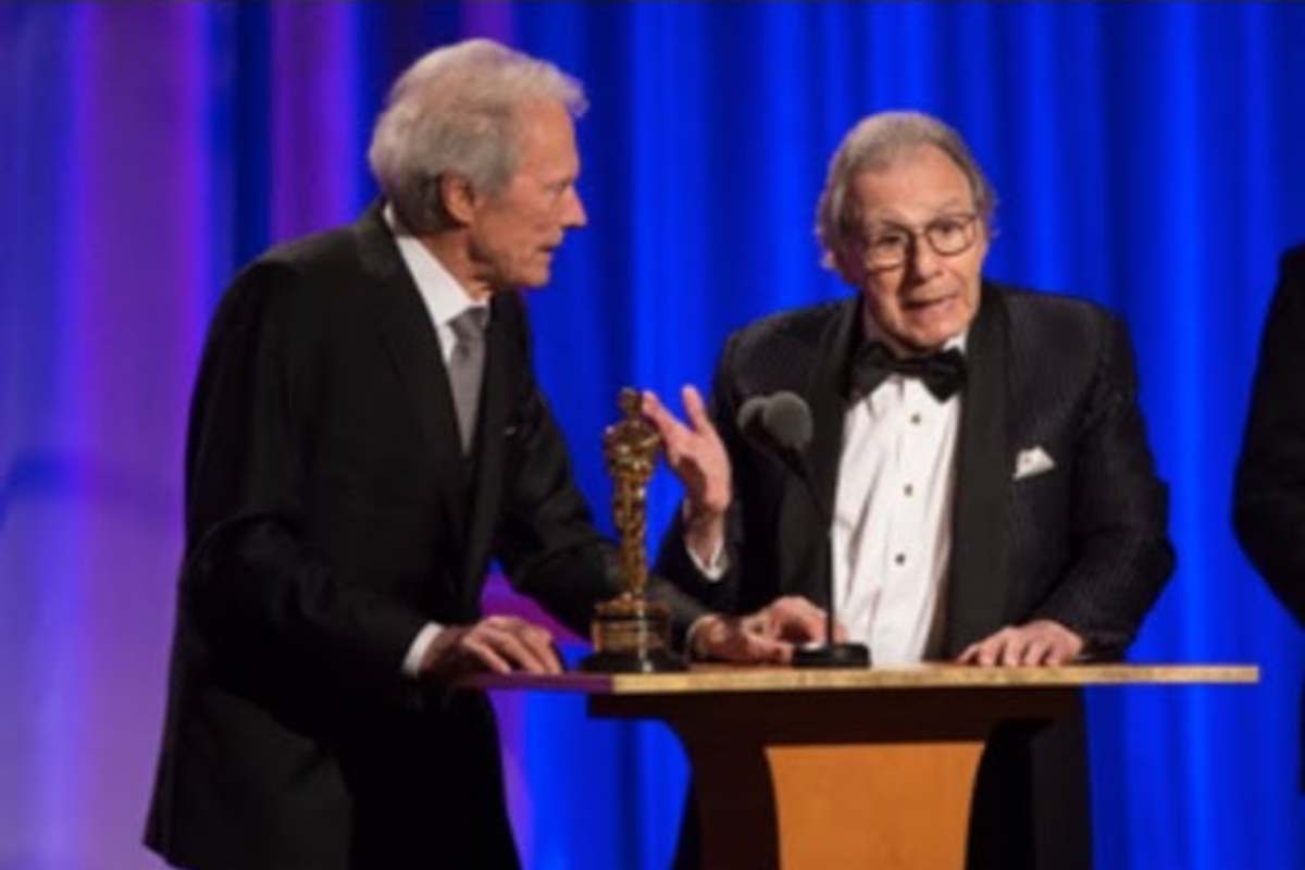 Lalo Schifrin riceve l'Oscar da Clint Eastwood