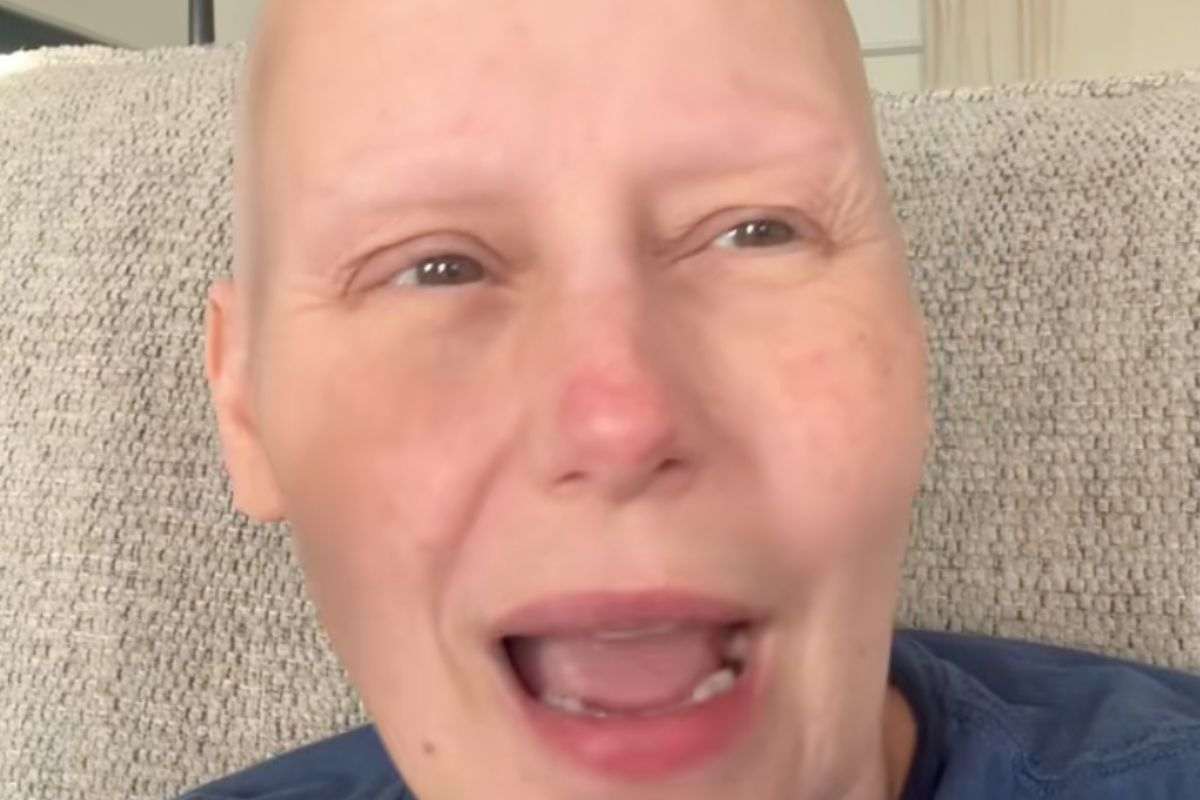 La donna in lacrime durante una diretta