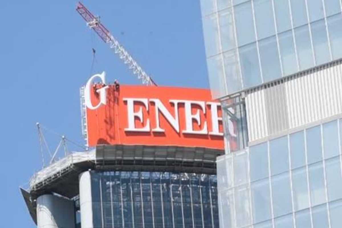 L'installazione dell'insegna Generali nel 2018