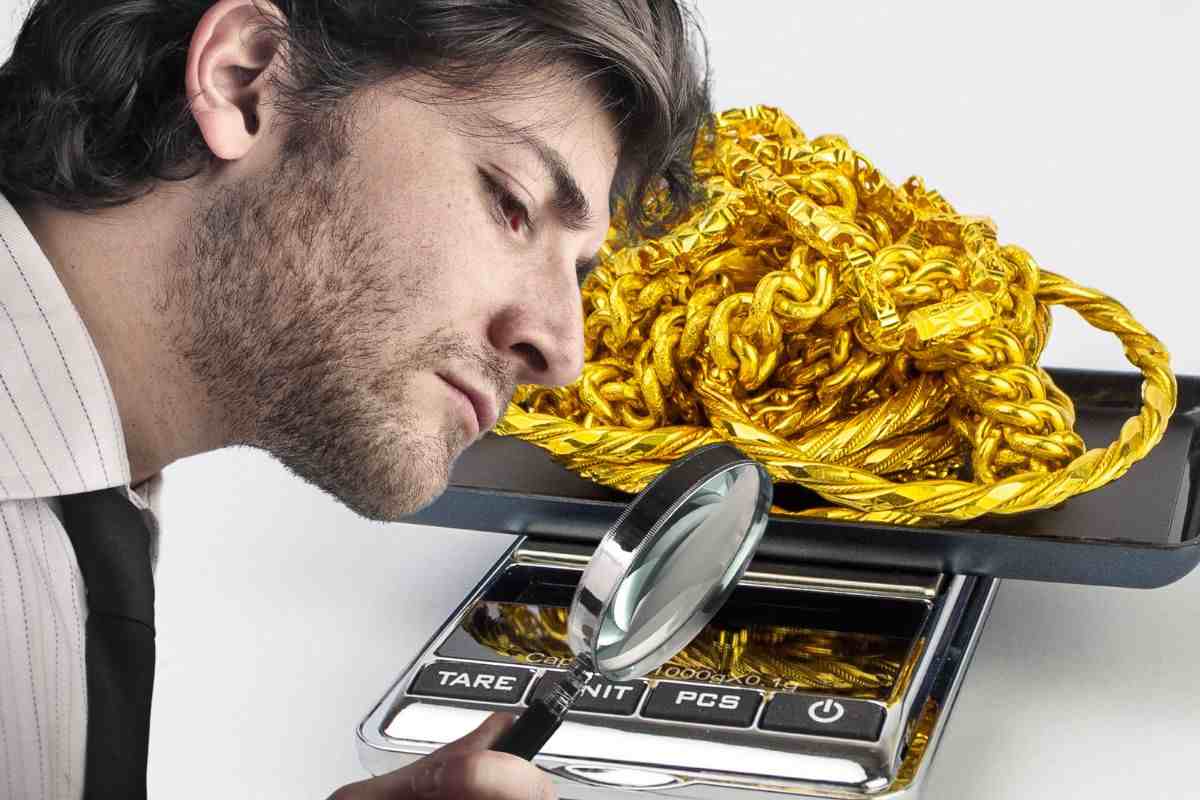Uomo controlla qualità oro