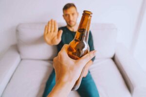 uomo dice stop a una birra