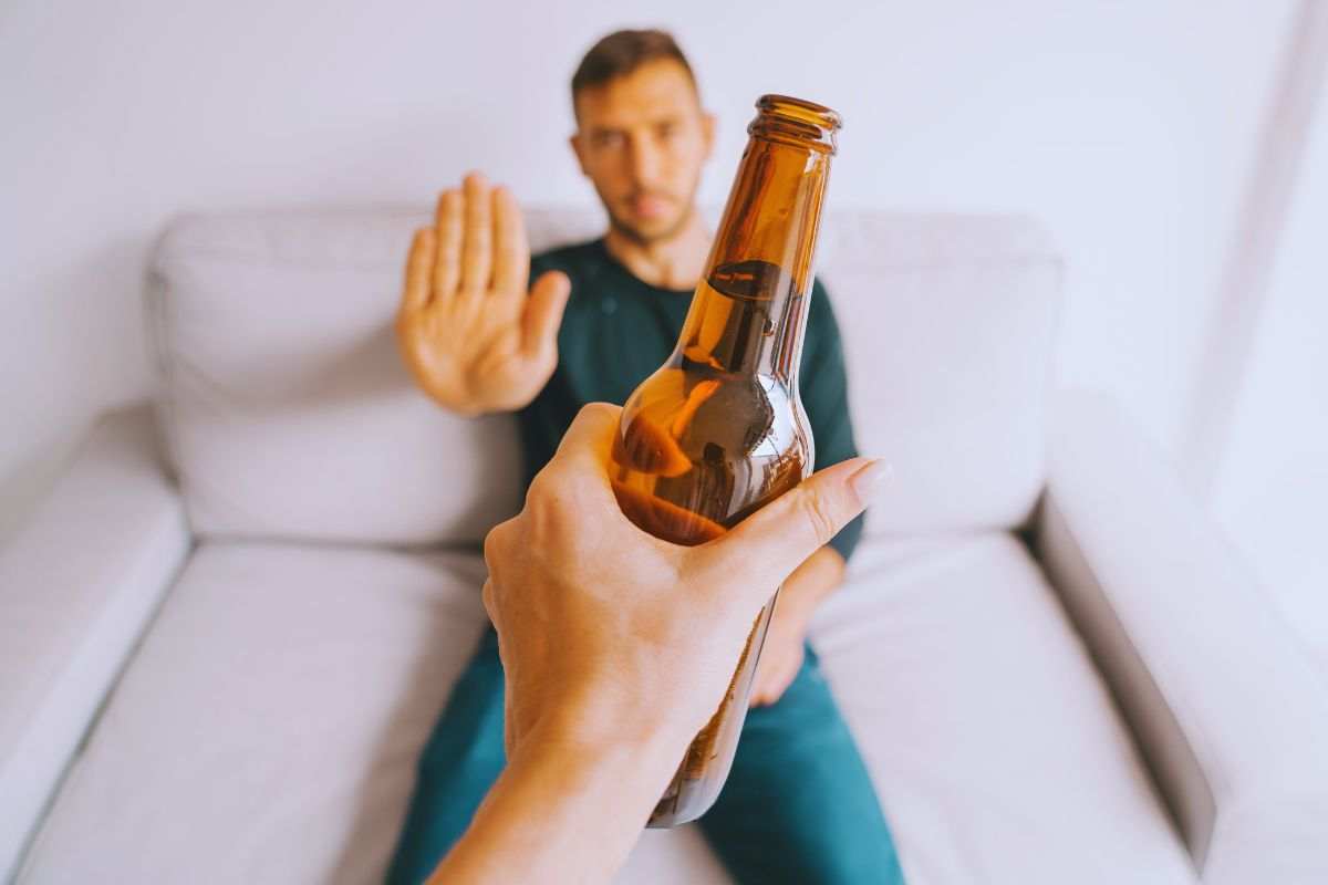 uomo dice stop a una birra