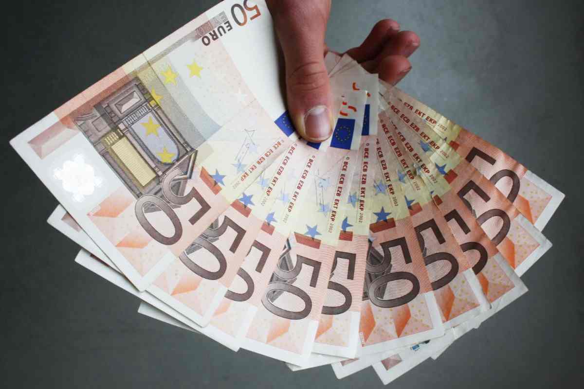 persona con in mano banconote da 50 euro