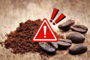 caffè e segnale di pericolo