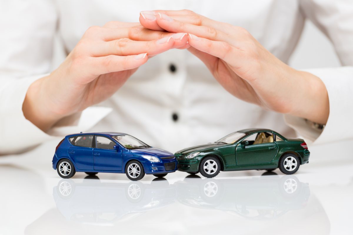 modellini auto mani che proteggono