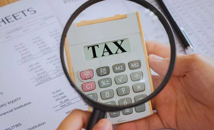 calcolatrice con scritto tax