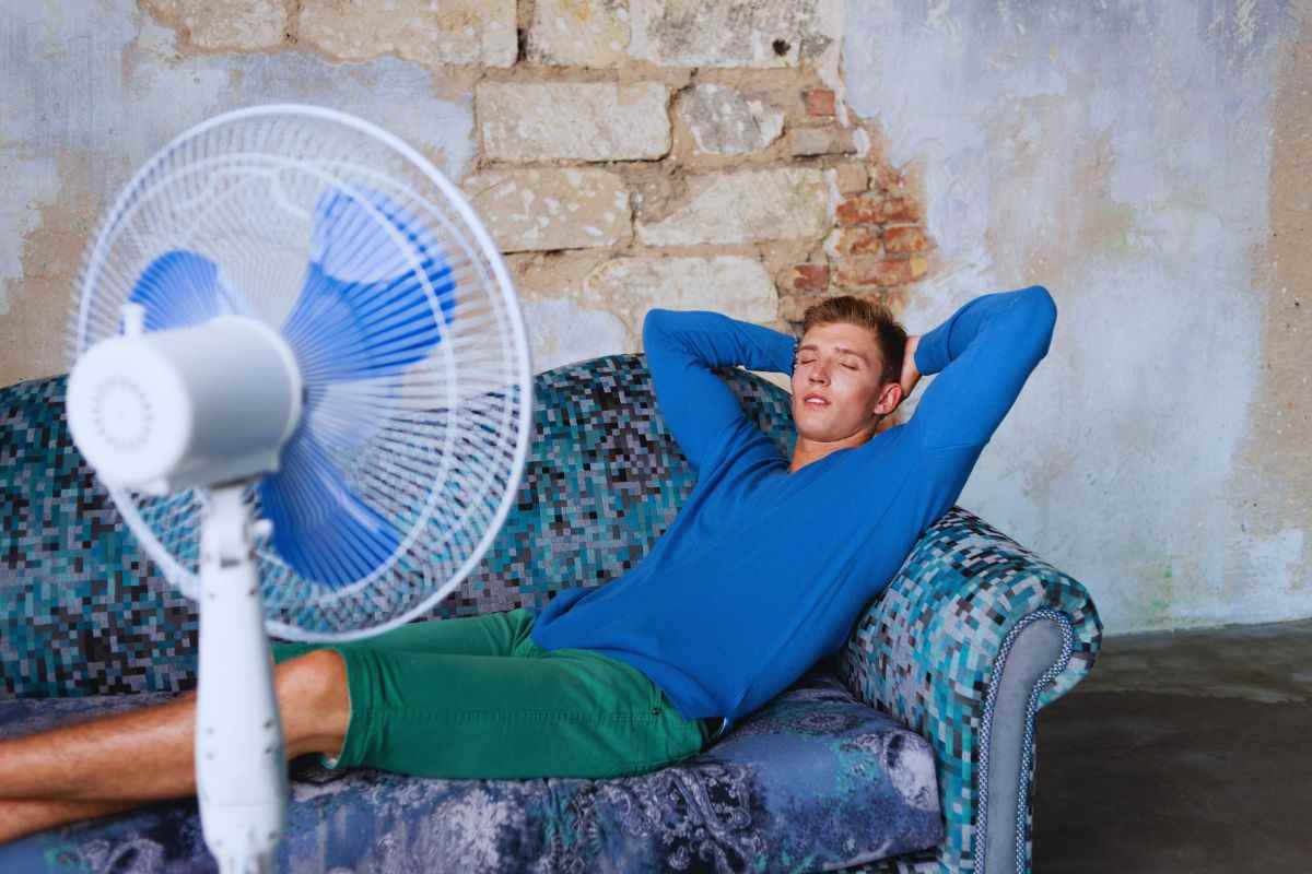 ragazzo sul divano col ventilatore