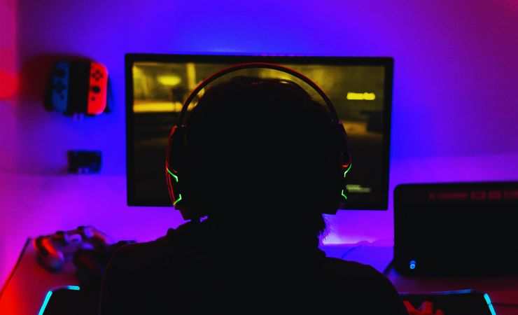 uomo gioca a videogame
