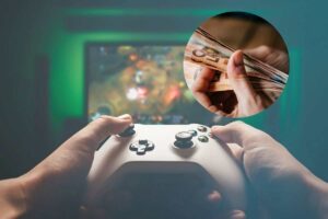 persona gioca a un videogame e soldi nel cerchietto