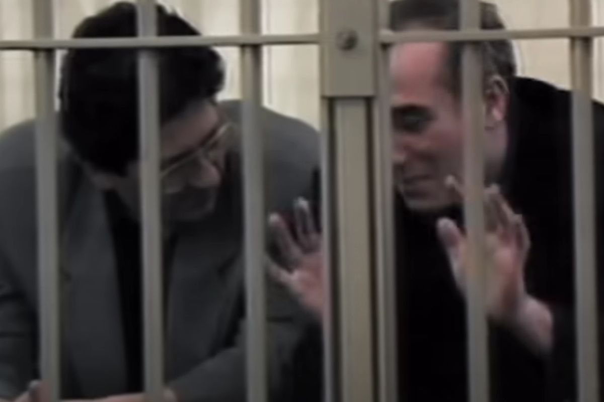 i fratelli savi in un'udienza del processo