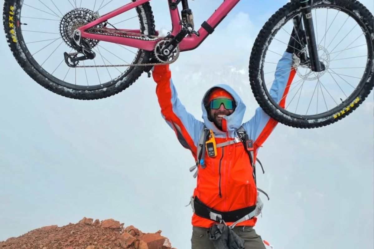 Andreas Tonelli durante un'avventura in bici