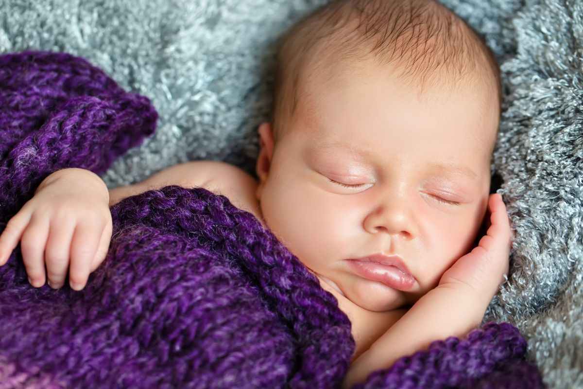 Bambino di pochi mesi che riposa