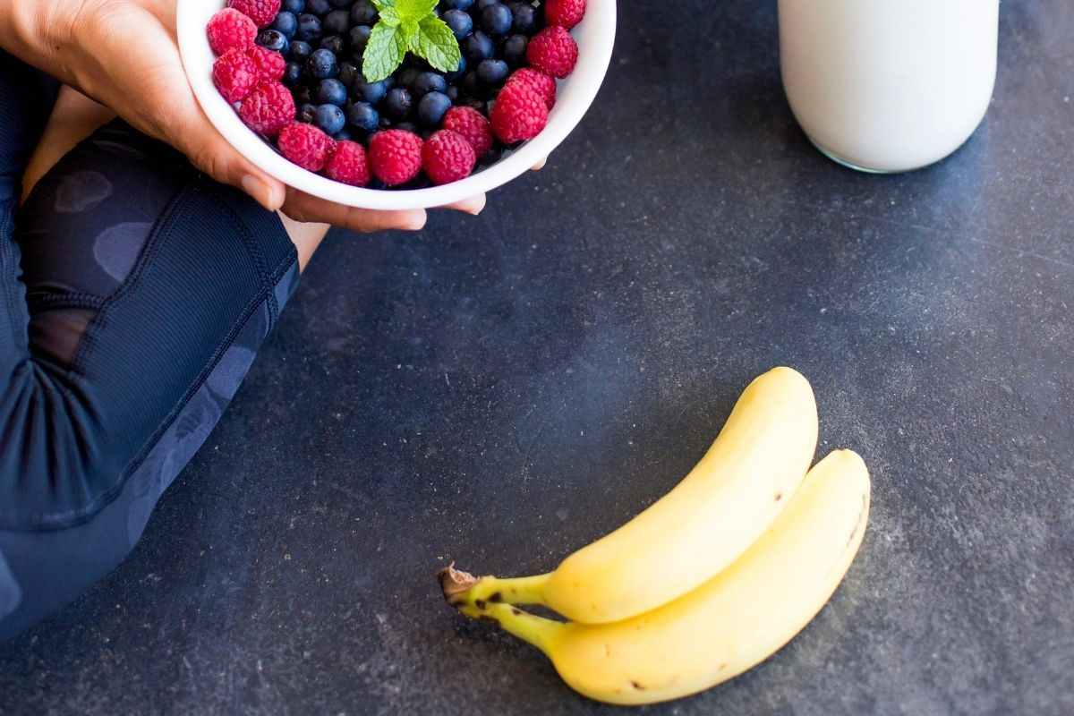 Banane e frutti di bosco con il latte