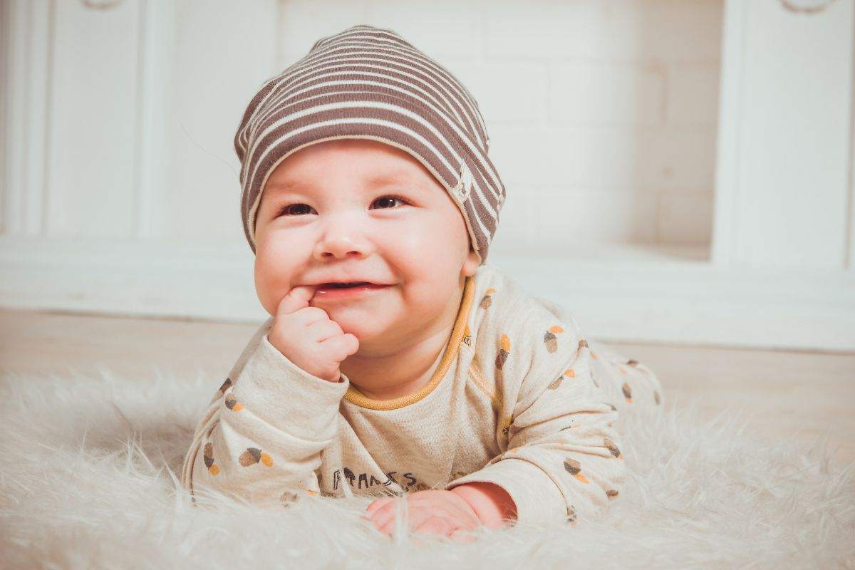 Bimbo sorridente