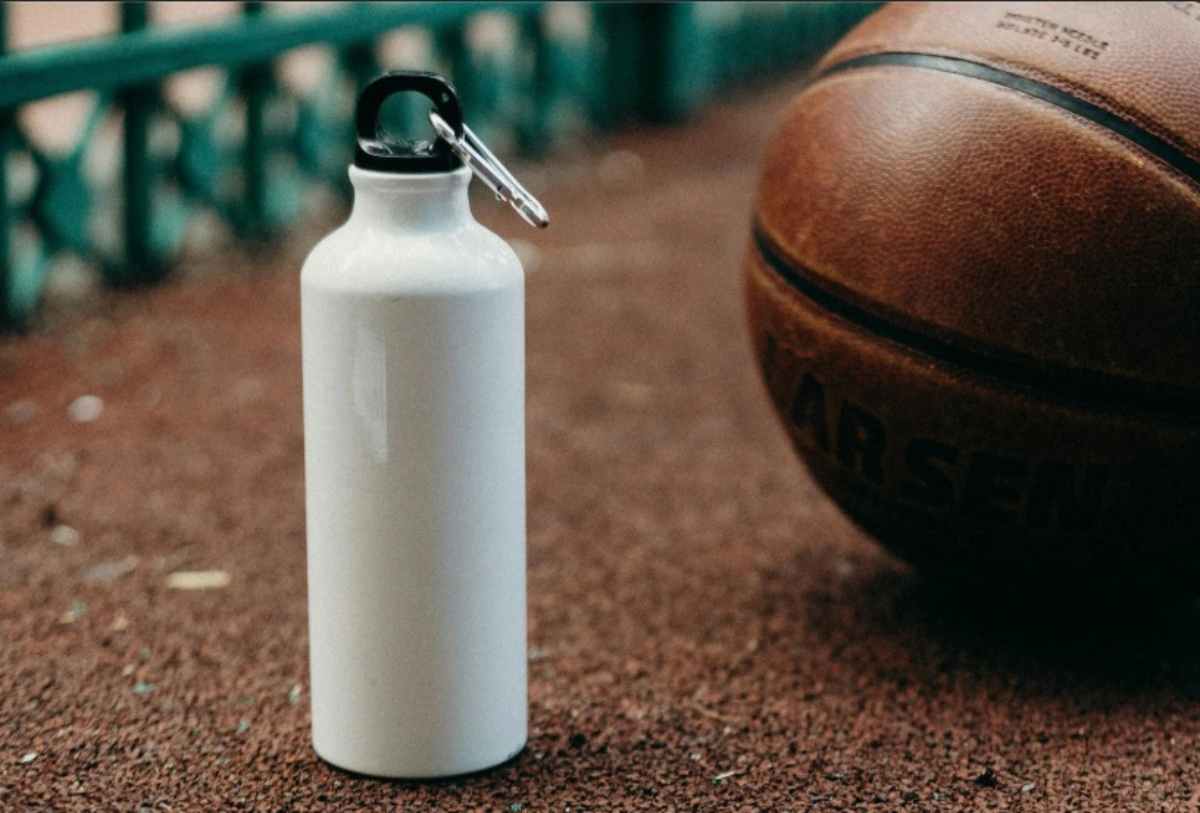 Borraccia vicino ad un pallone