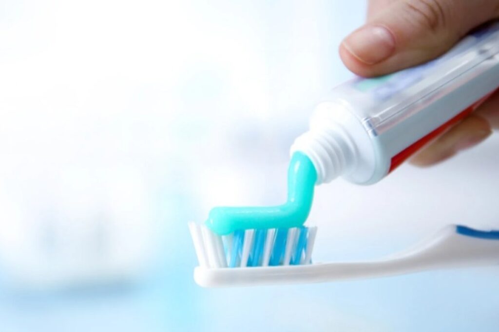 Dentifricio su spazzolino