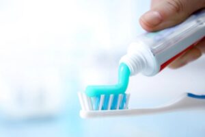 Dentifricio su spazzolino
