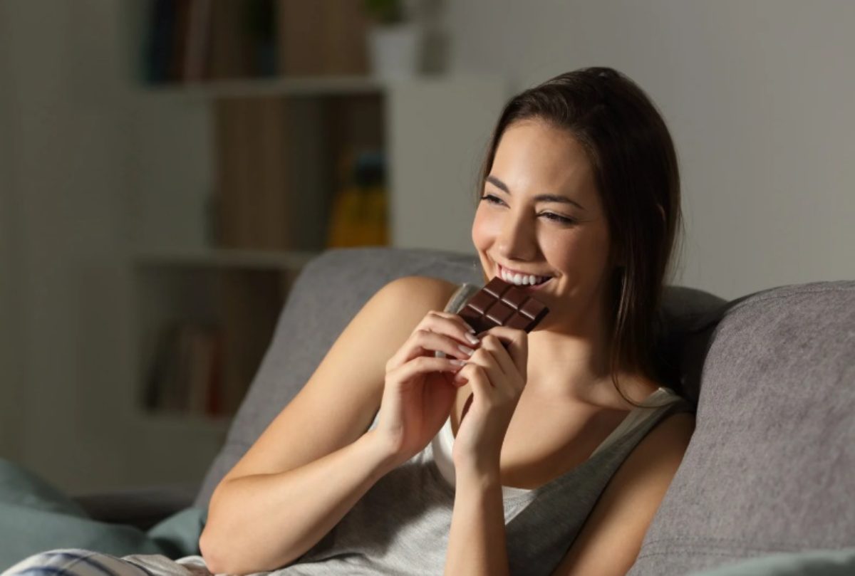 Donna mangia cioccolato di sera