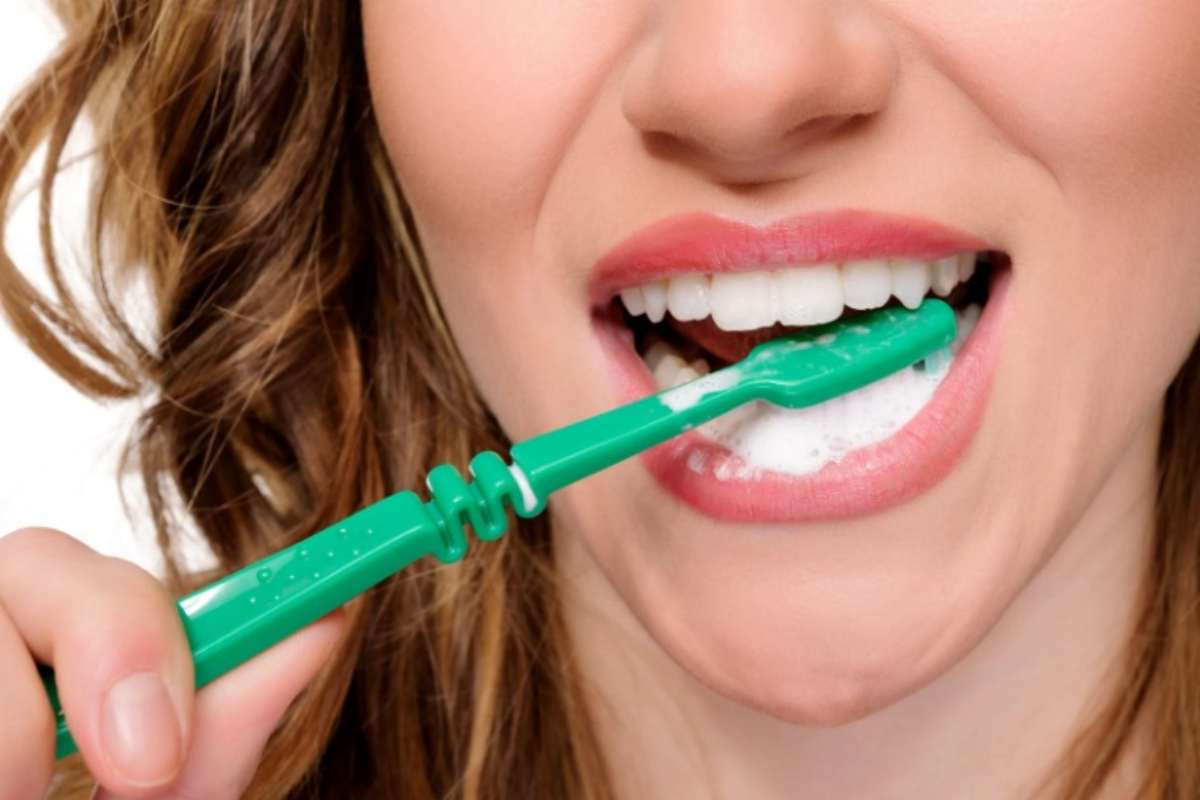 Donna si lava i denti