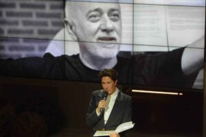Roberta Bellesini ricorda il marito e sul maxi schermo il volto di Giorgio Faletti