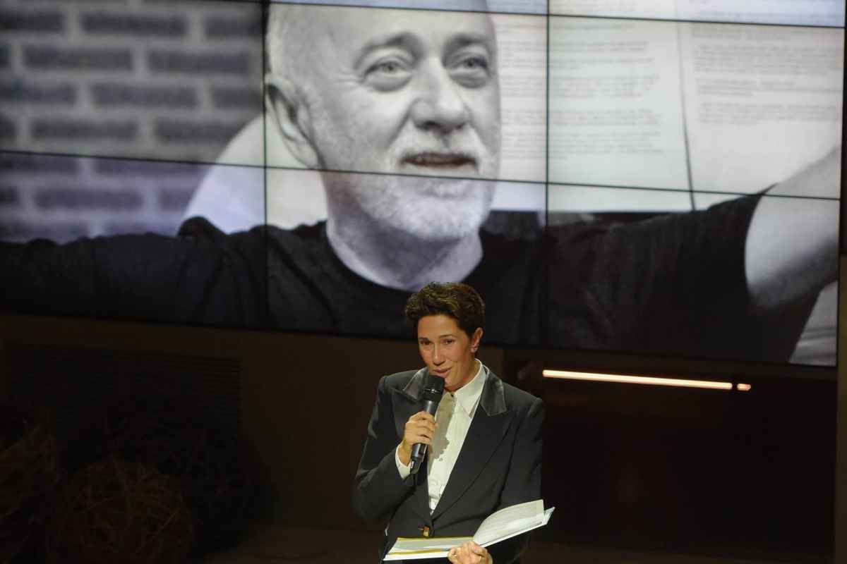 Roberta Bellesini ricorda il marito e sul maxi schermo il volto di Giorgio Faletti