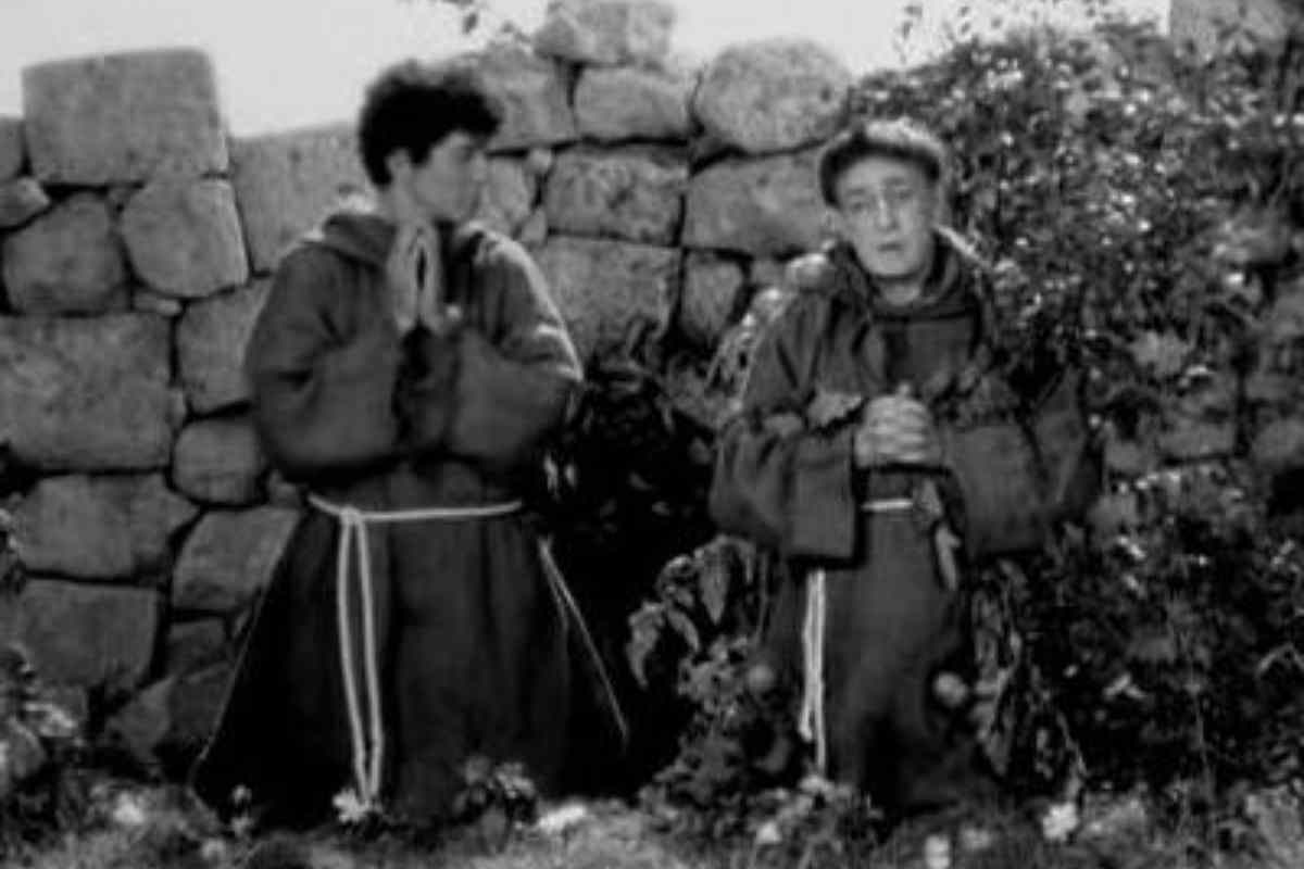 Ninetto Davoli e Totò in una scena di Uccellacci e Uccellini