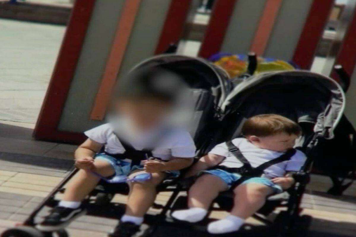 I due fratellini nel passeggino