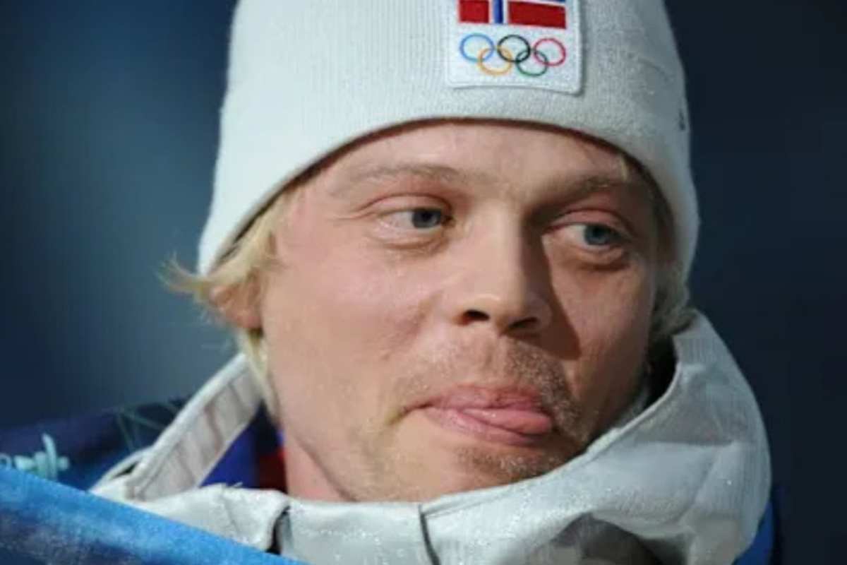 Audun Grønvold sorridente sul podio