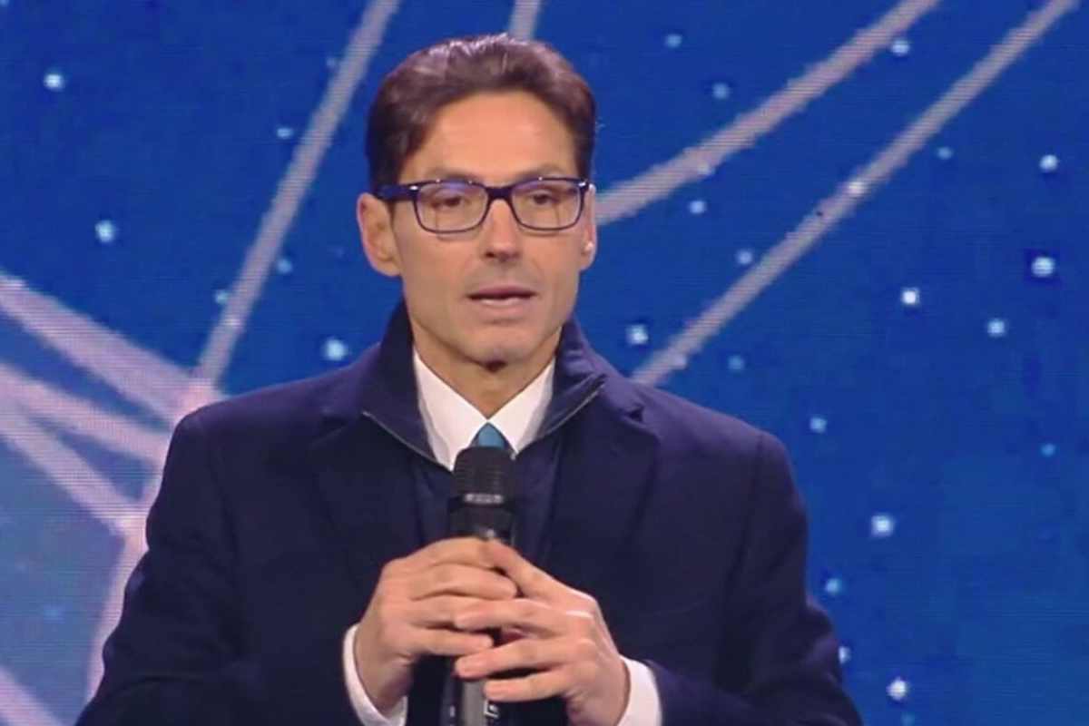 Piersilvio Berlusconi col microfono in mano