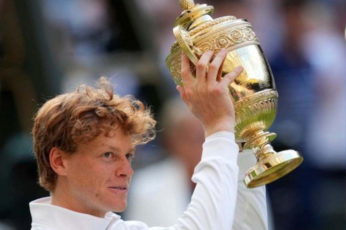 Jannik Sinner con la Coppa appena vinta