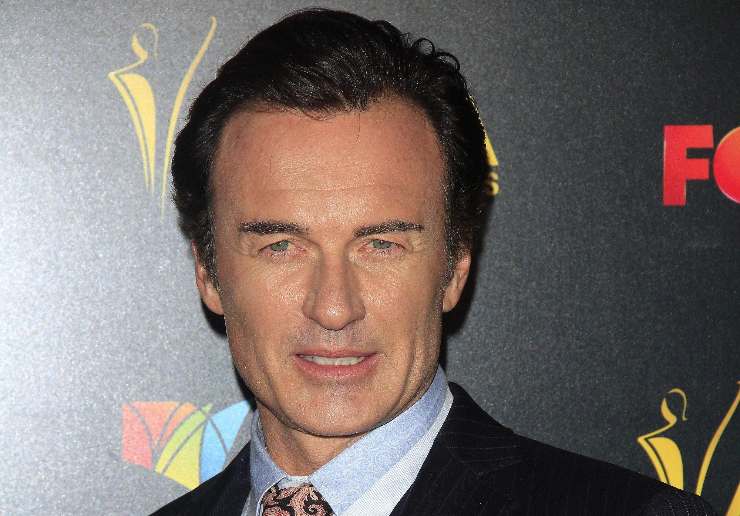 Julian McMahon in posa