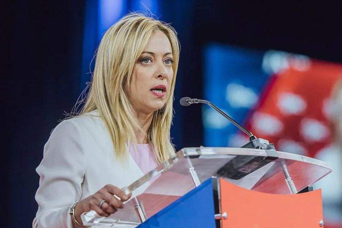 La Meloni durante un intervento