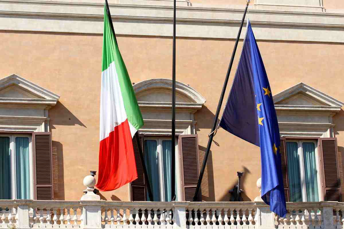 Le bandiere italiana ed europea in Parlamento