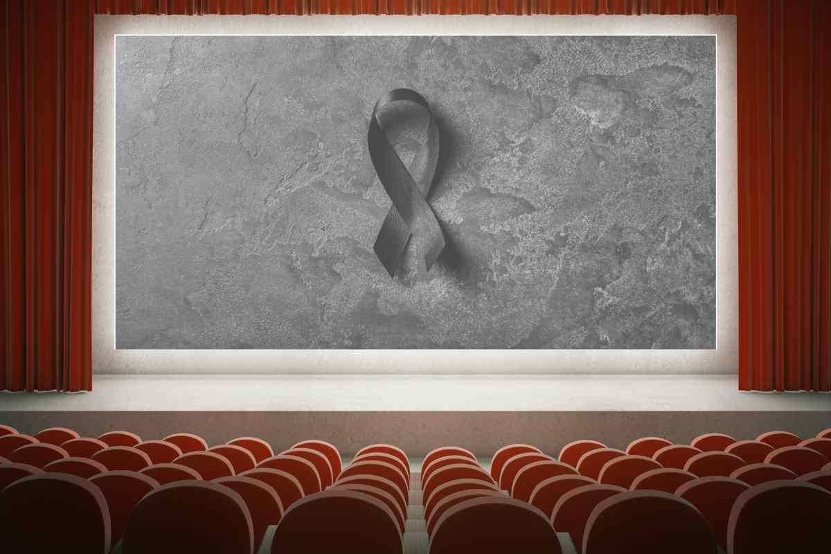 Una sala cinematografica e sullo schermo il fiocco del lutto