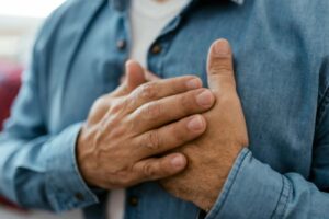 Mani sul cuore