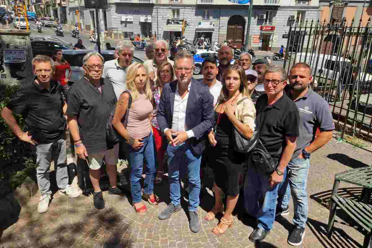 il parlamentare borrelli e alcuni cittadini indignati