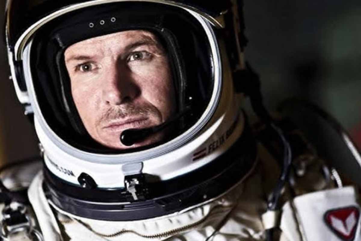 Felix Baumgartner con casco e tuta