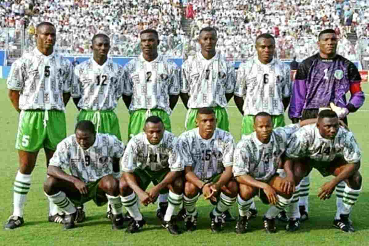 Peter Rufai e i compagni di squadra della Nigeria