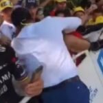 addetto alla sicurezza picchia un manifestante al Tour de France