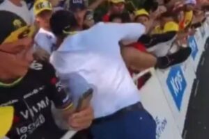 addetto alla sicurezza picchia un manifestante al Tour de France