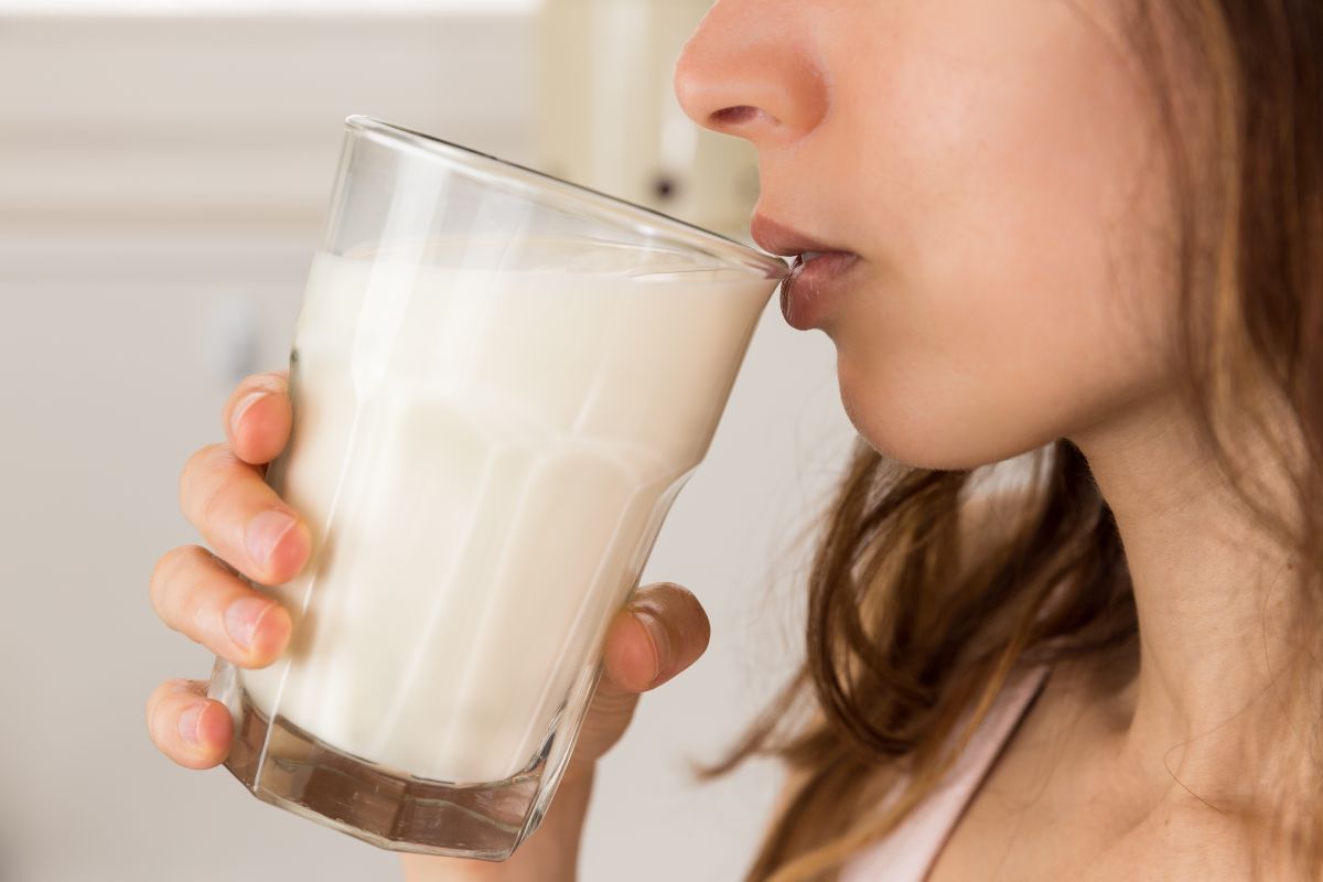 Ragazza beve bicchiere di latte