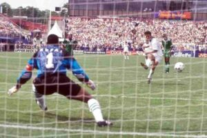 Peter Rufai battuto su rigore da Roberto Baggio