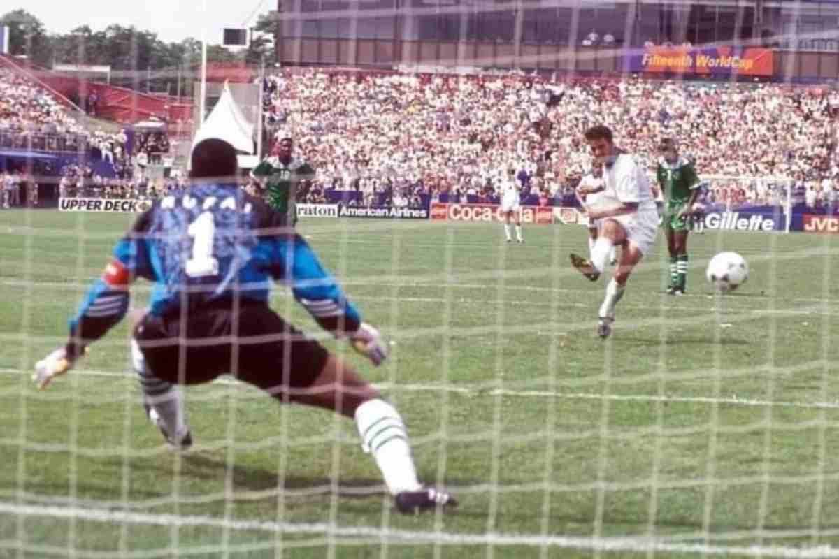 Peter Rufai battuto su rigore da Roberto Baggio