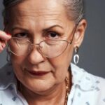 Una signora che si abbassa gli occhiali