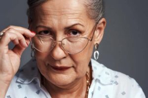 Una signora che si abbassa gli occhiali