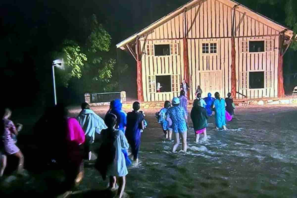 Strage al campo estivo: 27 morti, corsa contro il tempo per decine di ragazze disperse